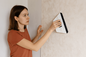Cómo pegar papel en la pared sin que se despegue