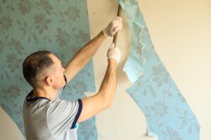 como quitar el pegamento del papel de la pared